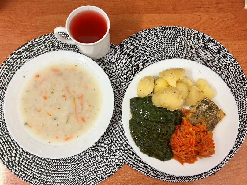 Na zdjęciu: Kalafiorowa z ryżem, Ziemniaki gotowane, Ryba pieczona (Dorsz), Warzywa po grecku, Kompot owocowy, Szpinak gotowany z olejem